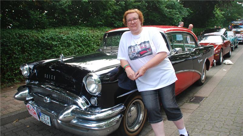 Niederelbe Classics: Coole Fahrer in ihren legendären Kisten Christine Kraft mit ihrem amerikanischen Straßenkreuzer - einem Buick von 1955.