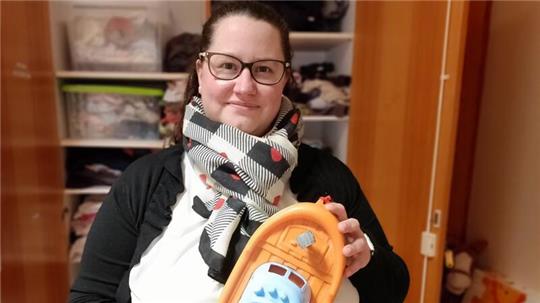 Christine Laabs, seit 2021 Geschäftsführerin des Caritasverbands Stade/Rotenburg, vor der üppig bestückten Kinderkleiderkammer.