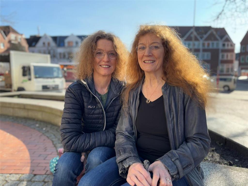 Christine Michaelis (links) und Ulrike Thon-Bick genießen die Sonne am Stader Pf...