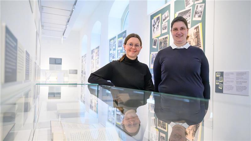 Christine Nawa (l), Leiterin Referat Sammlungsmanagement am Forum Wissen, und Ramona Dölling, Leiterin Referat Ausstellen am Forum Wissen, stehen in der Ausstellung „Was zum Quant?!“ im Forum Wissen. 