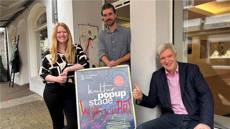 Christine Plath (SMTG) und Wirtschaftsförderer Torsten Kramer (rechts) freuten sich im Juli 2025 über Waldemar Rompczyk, den ersten Künstler im Kultur Pop-up in der Hökerstraße.