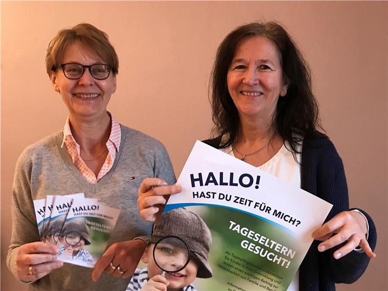 Christine Ramm (links) und Fabi-Leiterin Sonja Mäder werben für den nächsten Qualifizierungskursus für Tagespflegeeltern. Sie werden dringend gesucht. Foto: Helfferich