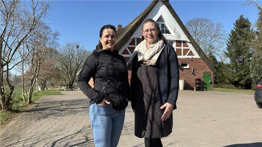 Christine Thom-Forde (links) und Kathrin Lack helfen mit dem Förderverein Flügelchen Nester Familien in Not.