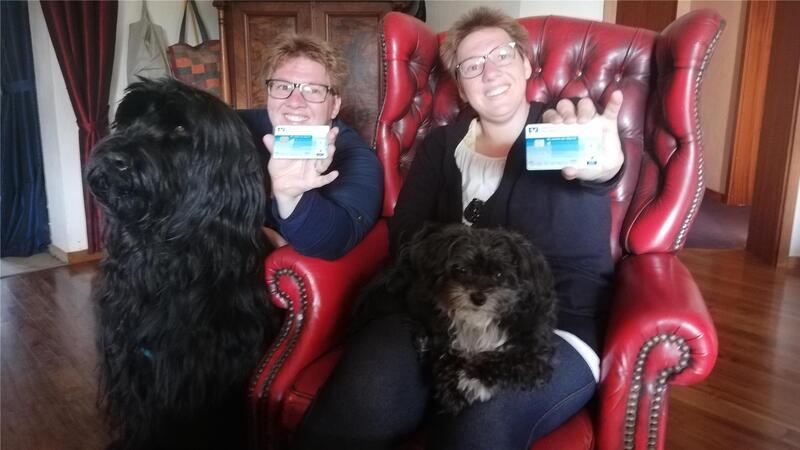 Christine (li.) und Katharina Middendorf zeigen ihre Bankkarten.