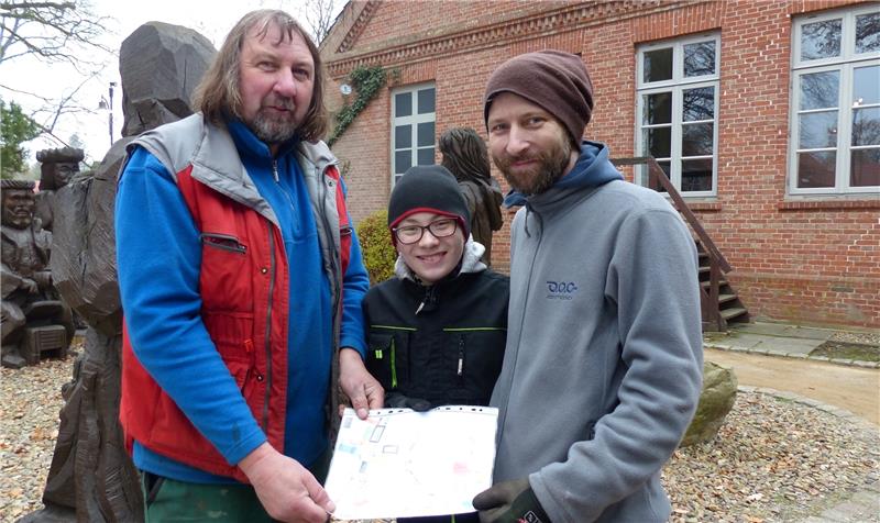 Christkindmarktmanager Bernd Reimers wird tatkräftig unterstützt von Sohn Benjamin und Enkel Linus. Tochter Swaantje schwirrt auch irgendwo auf dem Gelände der Villa von Issendorff herum. Fotos Eidtmann