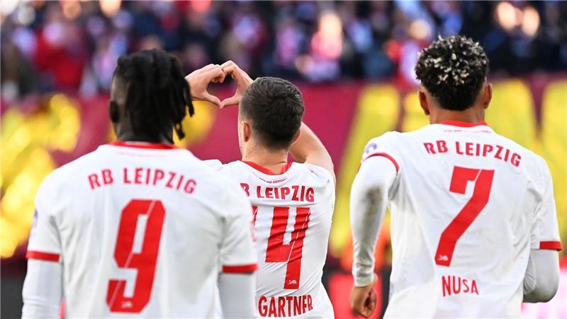 Bayern gewinnt Topspiel gegen BVB - Verfolger-Trio siegt Christoph Baumgartner mit einer Herz-Geste nach seinem Führungstor für Leipzig