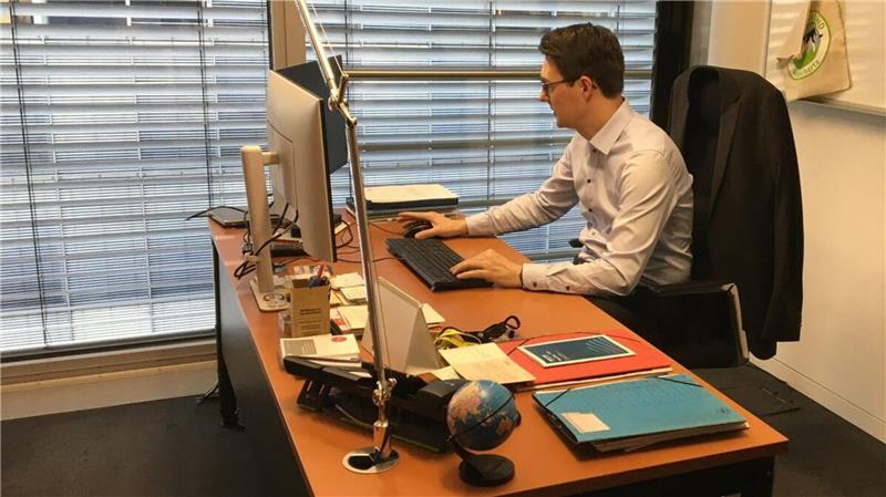 Christoph Frauenpreiß an seinem Schreibtisch in seinem Abgeordnetenbüro im Paul-Löbe-Haus. Die Arbeitstage enden selten vor 22 Uhr.