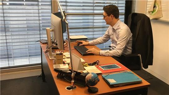 Christoph Frauenpreiß an seinem Schreibtisch in seinem Abgeordnetenbüro im Paul-Löbe-Haus. Die Arbeitstage enden selten vor 22 Uhr.