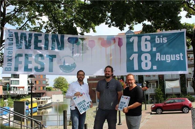Christoph Frenzel, Nick Reinartz und Karsten Holst vom Altstadtverein präsentieren das Programm des diesjährigen Weinfests. Foto: Frank