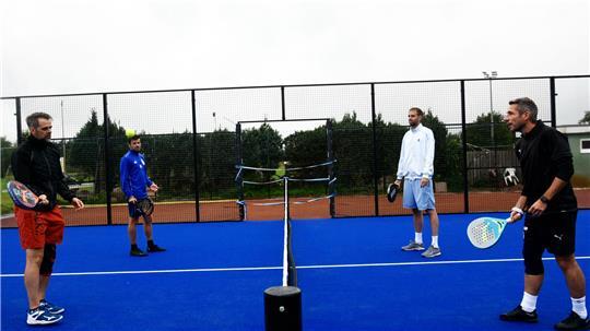 Christoph Kramer, Andre Zolke, Markus Mischewski und Jan-Oliver Hetze probieren den neuen Padel-Platz aus.