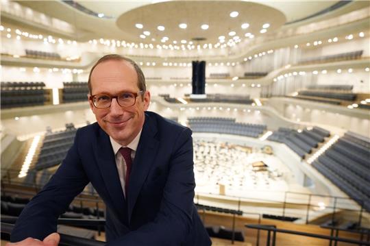 Christoph Lieben-Seutter, Generalintendant der Elbphilharmonie und Laeiszhalle Hamburg, steht nach einer Pressekonferenz zum 5. Jahrestag der Eröffnung der Elbphilharmonie im Großen Saal. Der Aufsichtsrat hat den Vertrag Lieben-Seutters vorzeitig um weitere fünf Jahre verlängert. Foto: Marcus Brandt/dpa