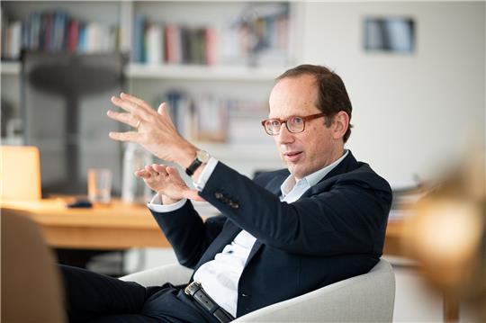 Warum der Elbphilharmonie-Intendant „die schönste Aufgabe der Welt“ hat Christoph Lieben-Seutter, Intendant der Elbphilharmonie, aufgenommen während eines dpa-Interviews. Seit fünf Jahren strahlt die Elbphilharmonie über dem Hamburger Hafen und ist als kulturelles Wahrzeichen der Hansestadt nicht mehr wegzudenken. Foto: Daniel Reinhardt/dpa