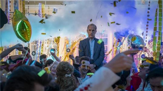 Christoph Maria Herbst als Hochzeitsplaner in einer Szene des Films „Ein Fest fürs Leben“.