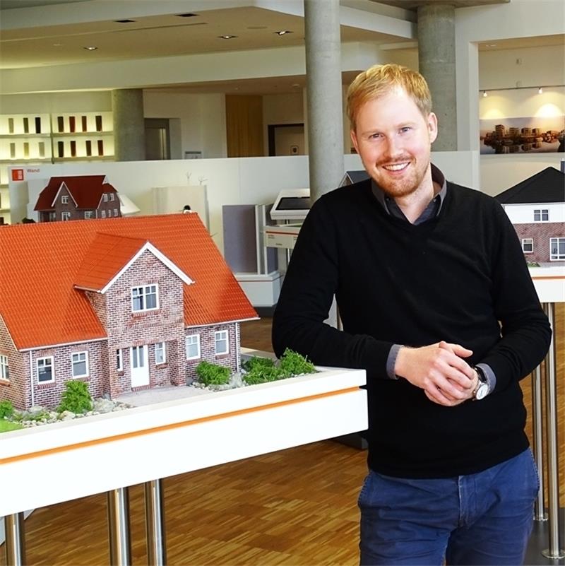 Christoph Oehlke vermarktet die Wohnungen in Apensen.