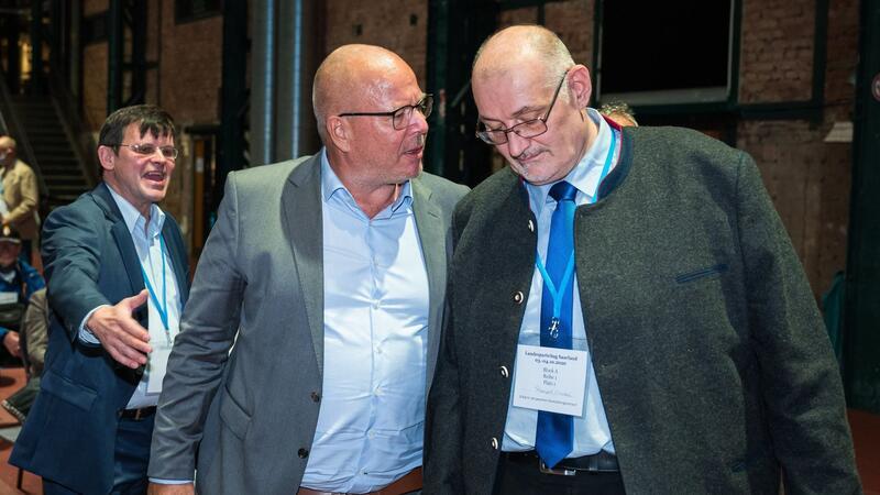 AfD-Politiker aus Kirchengremium entlassen Christoph Schaufert (r.) im Gespräch mit einem Parteikollegen (Archivbild).