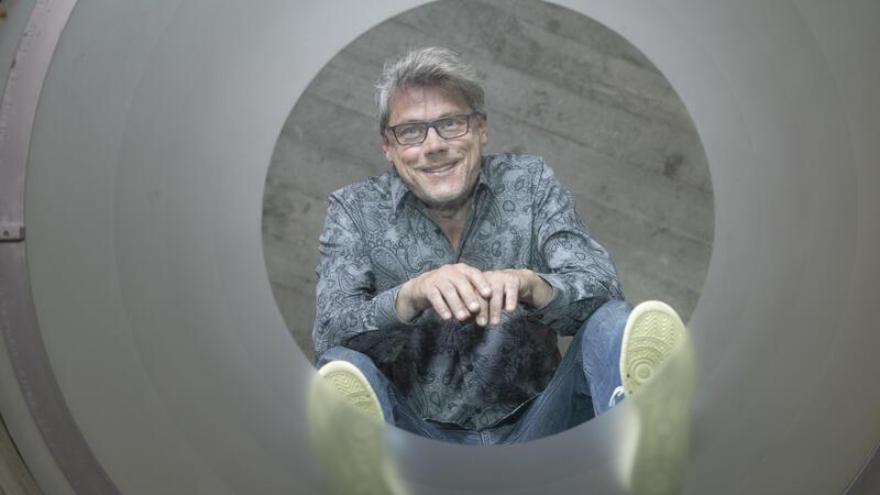 Kabarettgröße Christoph Sieber tritt beim Buxtehuder Kleinkunst-Igel auf Christoph Sieber steht über einem gläsernen bullauge und blickt von oben durch das Glas hinunter