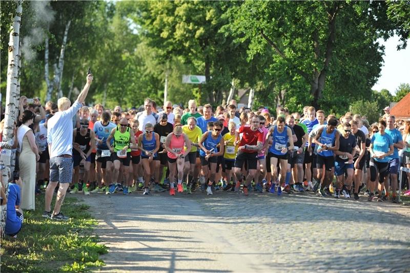 „Die Dauerbrenner“ hoffen beim Spargellauf in Deinste auf das Losglück Christoph Werner gibt am Freitag um 18 Uhr den Startschuss zum Spargellauf. Fotos: Archiv