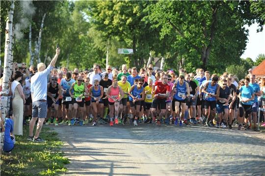 Christoph Werner gibt am Freitag um 18 Uhr den Startschuss zum Spargellauf. Fotos: Archiv