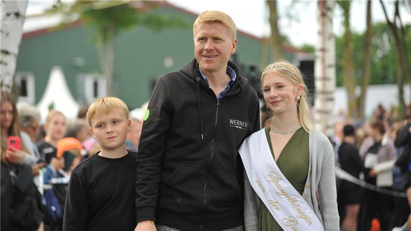 Christoph Werner und Spargelkönigin Helmina kurz vor dem Start des Laufs.