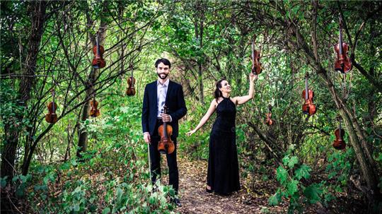 Christoph und Marie-Luise Dingler alias "The Twiolins" spielen in Buxtehude.