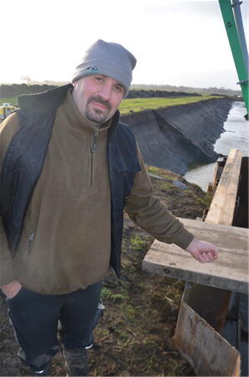 Christoph von Schassen vom Unterhaltungsverband wirft einen symbolischen Cent ins Wasser.