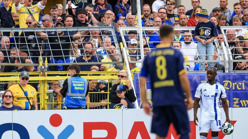 Rassismus bleibt Problem: Pokal-Fälle alarmieren DFB Christopher Antwi-Adjei (r, FC Schalke 04) steht bei einem Einwurf. Der Spieler gab nach dem Spiel an, dabei rassistisch beleidigt worden zu sein.