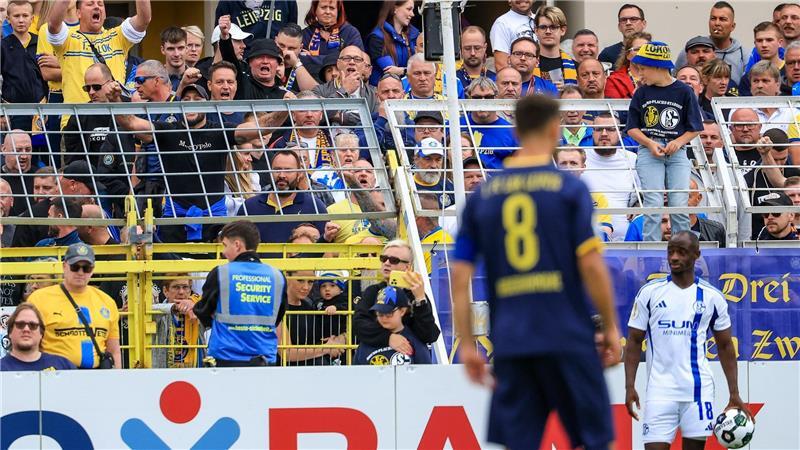 Schalke-Profi Antwi-Adjei: „Anzeige soll Zeichen setzen“ Christopher Antwi-Adjei (r) wehrt sich juristisch nach einem Vorfall im DFB-Pokal in Leipzig gegen eine rassistische Beleidigung.