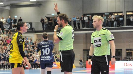 Handball-Schiedsrichter: Zwischen Leidenschaft und lautstarker Kritik Christopher Hillebrand (links) und Stefan Umbescheidt leiten die Partie Buxtehuder SV gegen Borussia Dortmund.