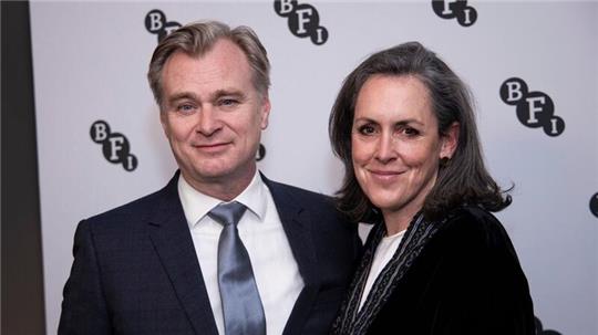 Christopher Nolan und Emma Thomas erhalten den Ritterschlag.