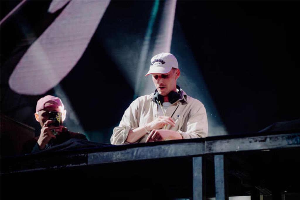 Christopher Rabai (r.) von den "Drunken Masters" werden beim Deichbrand-Festival...