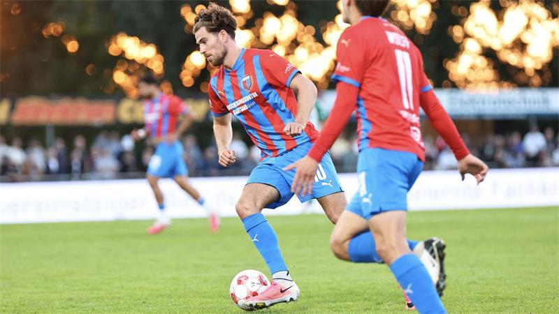 Christopher Schepp erzielt das 3:0 für D/A in Schöningen. Doch zum Sieg reicht das nicht.