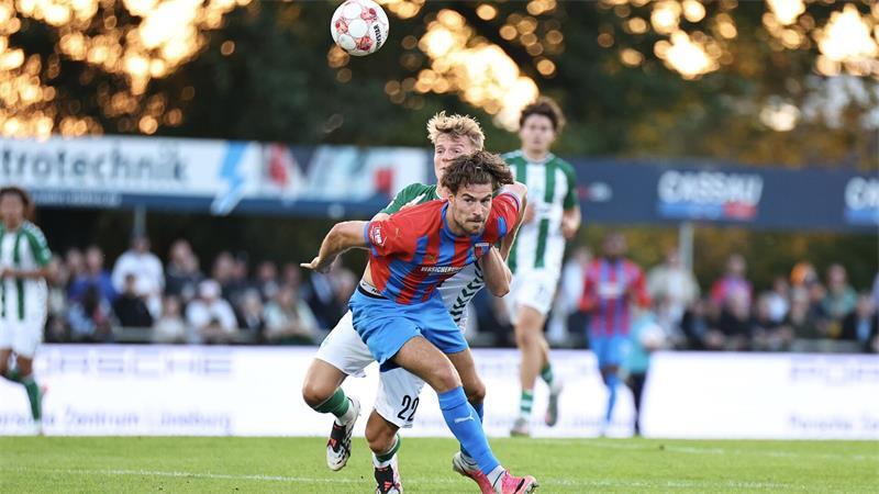 0:1 in der Nachspielzeit: Werder schießt D/A tiefer in die Krise Christopher Schepp fehlt in der ersten Halbzeit das Glück beim Abschluss.