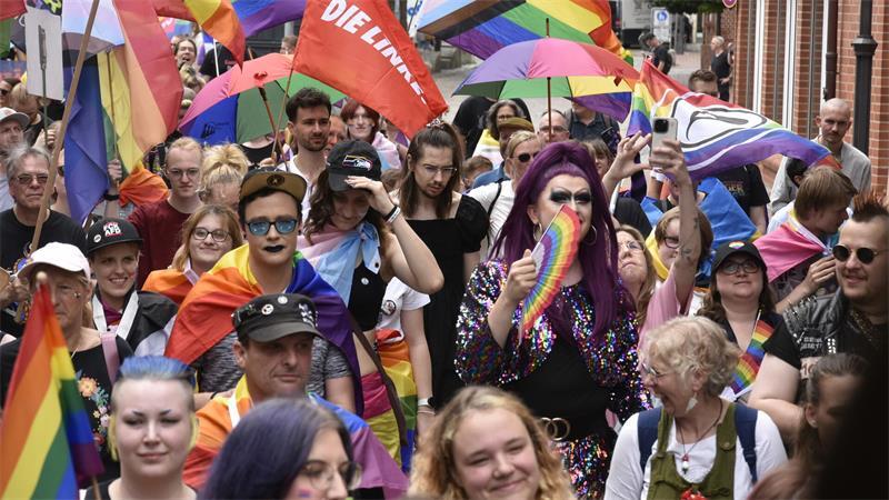 Christopher Street Day 2025 in Stade: Eine Parade mit 750 Menschen zieht durch die Stadt.
