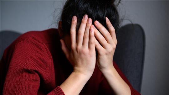 Chronischer Stress erhöht das Risiko für Rückenschmerzen deutlich. (Symbolbild)