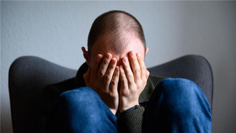 Chronischer Stress erhöht das Risiko für Rückenschmerzen deutlich. (Symbolbild)