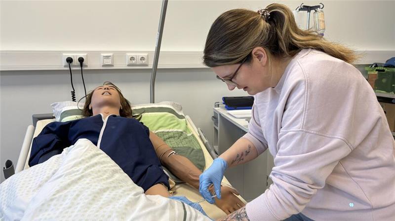 Auf Knopfdruck manchmal auch störrisch: Juno, die sprechende Pflegepuppe Cindy Burfeind übt an der Krankenpflegepuppe Juno wie man Medikamente injiziert.