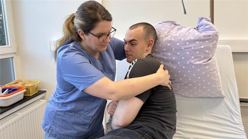 Cindy Burfeind übt, einen Patienten sicher aus dem Bett zu bekommen.