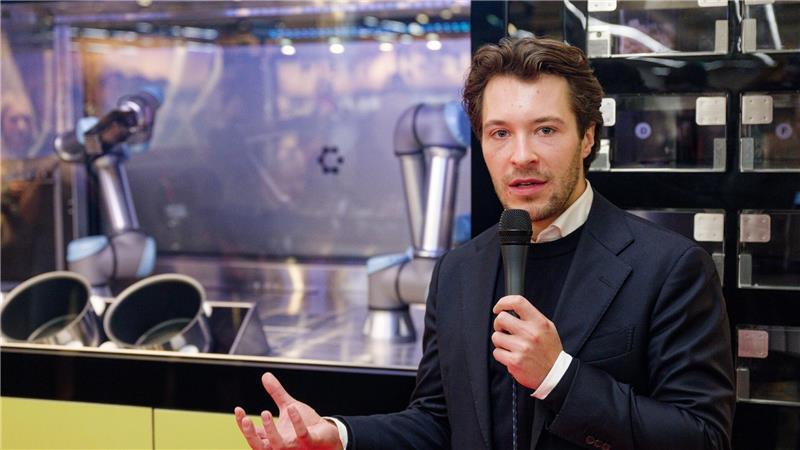 Circus-Gründer Bullwinkel spricht bei der Vorstellung des Kochroboters CA-1 in einem Rewe-Markt. (Archivbild) 