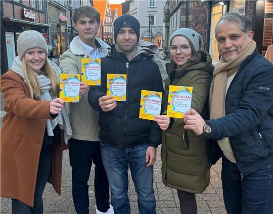 City-Managerin Christine Plath (links) und Amir Afschartabbar (rechts) von Stade aktuell mit den Studenten Sebastian Domke (von links), Selahattin Kursun und Kathrin Meyer.