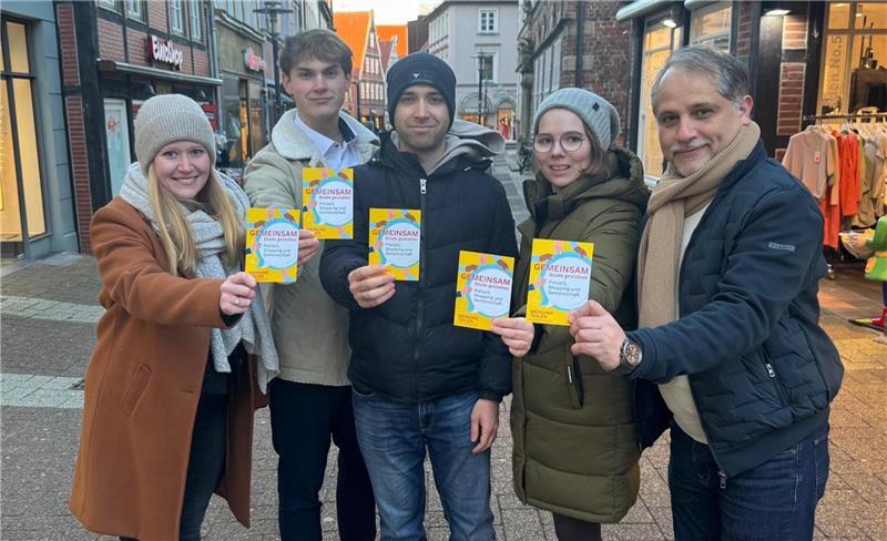 Überraschende Erkenntnisse: Deswegen gehen Menschen in Stades City City-Managerin Christine Plath (links) und Amir Afschartabbar (rechts) von Stade aktuell unterstützten die Studenten Sebastian Domke (von links), Selahattin Kursun und Kathrin Meyer.
