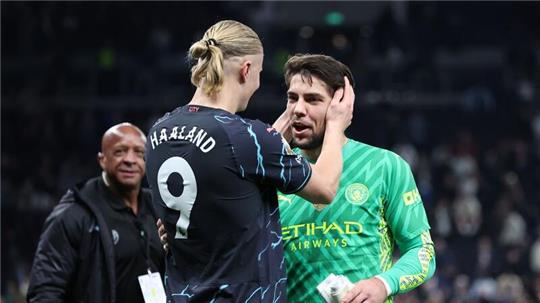 City-Star Erling Haaland (l) bedankt sich bei Torwart Stefan Ortega.