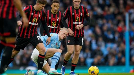 City-Stürmer Erling Haaland (M) musste beim deutlichen Sieg gegen Bournemouth wegen einer Knöchelverletzung vom Platz.