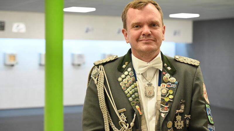 Claas Meyer (43) ist der noch amtierende König aller Könige. In seiner Heimatgemeinde Drochtersen steigt am Wochenende das 164. Niederelbische Bezirksschießen. Der neue Würdenträger wird ermittelt.