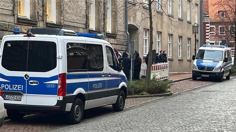 Stader Clan-Krieg: Miris wollten den Al-Zeins ein hohes Blutgeld zahlen Clan-Prozess: Auch beim fünften Verhandlungstag sicherte die Bereitschaftspolizei das Landgericht Stade.