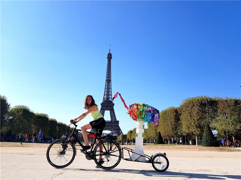 Clara Bütow ist mit einer zwei Meter großen Flamingo-Skulptur unterwegs. Foto: privat