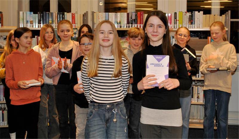 Kreisentscheid: Clara Maria Dicke gewinnt den Vorlesewettbewerb Clara Maria Dicke (rechts), Siegerin des 66. Vorlesewettbewerbs, beim Kreisentscheid mit der Vorjahressiegerin Paula Ehring.