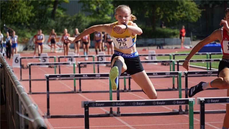 Clara Passauer beim Hürdenlauf.