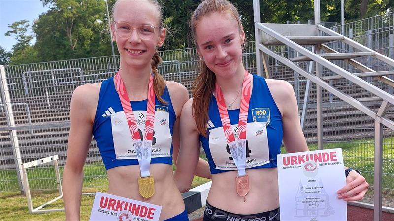 Clara Passauer (links) gewann über die 300 m Hürden. Emma Eichner wurde Dritte über 400 m Hürden.