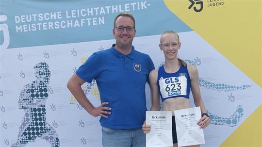 Clara Passauer mit BSV-Trainer Alexander Mirkens bei der DM in Bochum.
