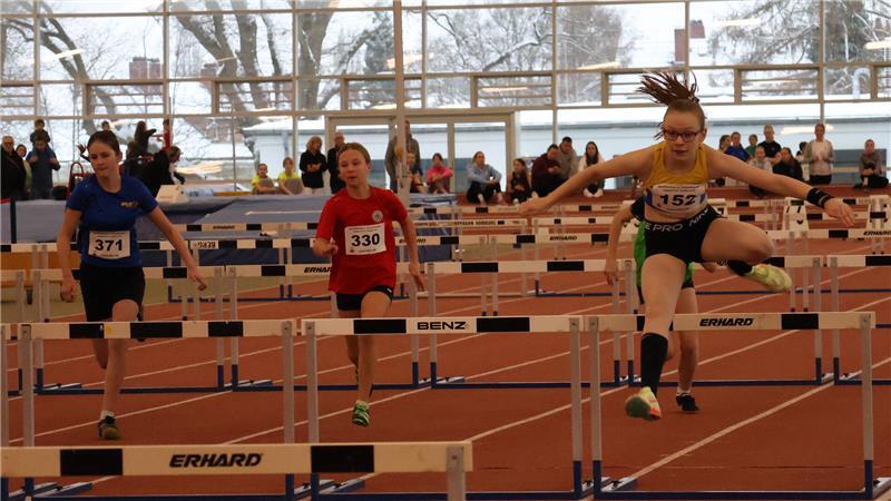Clara Passauer (rechts) beim Hürdenlauf, sie holte zwei Landestitel.